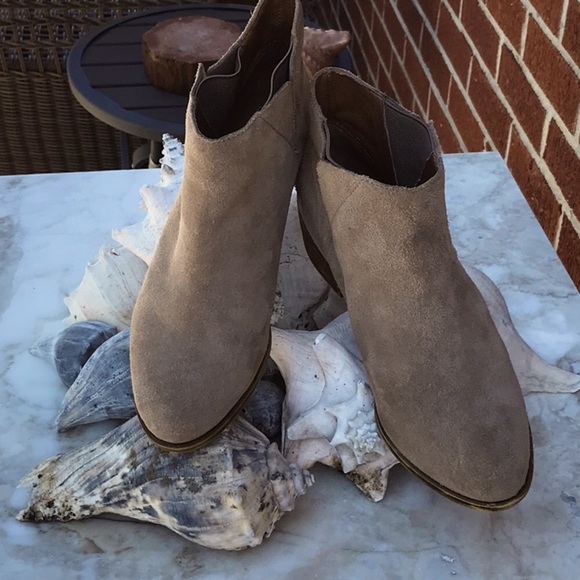 Lucky 🍀 Brand Pull On Tan Suede Ankle Boots Size 7 - Picture 2 of 16